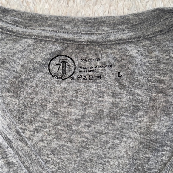 👕 Men’s Gray V-Neck T-Shirt – Size Large - Picture 4 of 5